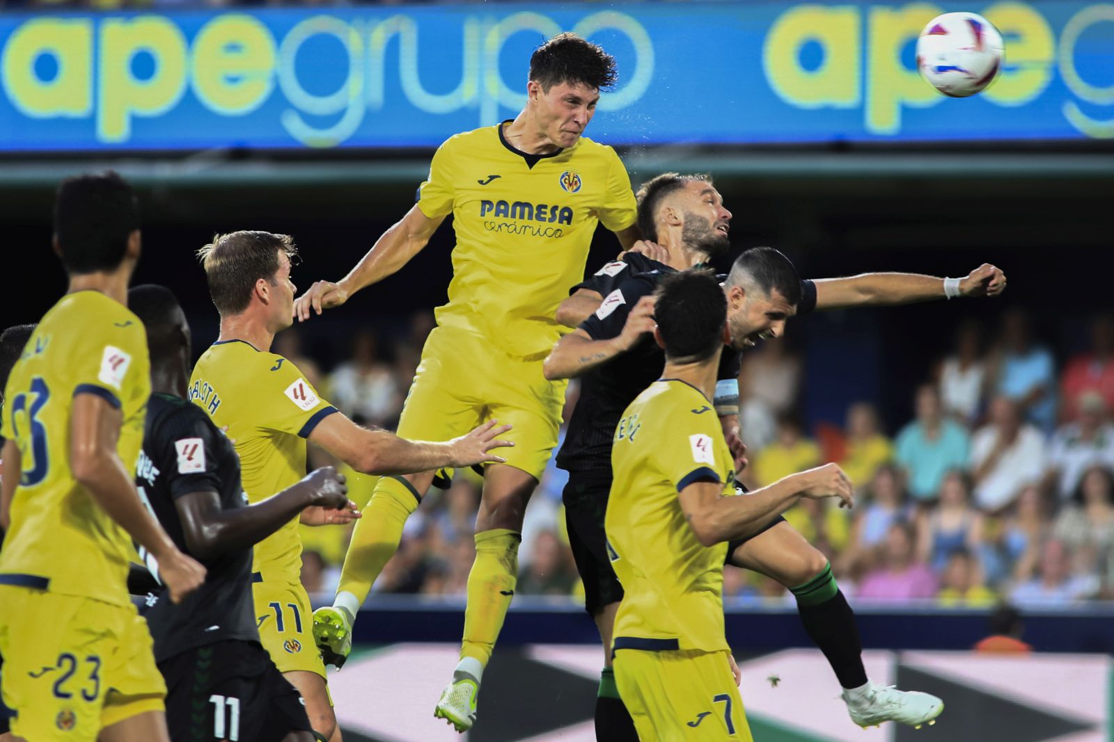 epa10799019 Villarreal's defender Jorge Cuenca (C) heads to score the 1-1 goal during the Spanish LaLiga soccer match between Villarreal CF and Real Betis, in Villarreal, Spain, 13 August 2023.  EPA/Andreu Esteban