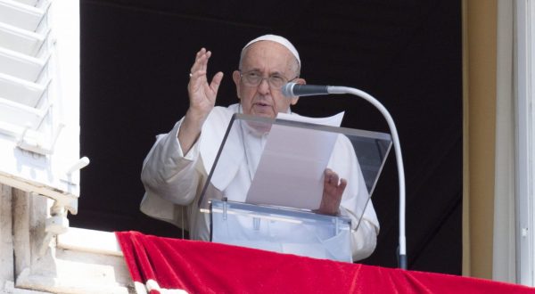 epa10801296 A handout picture provided by the Vatican Media shows Pope Francis during the Angelus prayer in St. Peter's Square, Vatican City, 15 August 2023.  EPA/VATICAN MEDIA HANDOUT  HANDOUT EDITORIAL USE ONLY/NO SALES/NO ARCHIVES