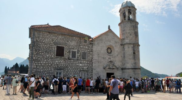 Kotor, 15.8.2023.- Tradicionalno obiljeavanje Blagdan Velike Gospe, Uznesenja Blaene Djevice Marije (BDM), jo u ranim jutarnji satima najavila su zvona brojnih crkava u Boki kotorskoj. U prisustvu mjetana, hodoèasnika i turista najsveèanije je bilo na otoku Gospe od krpjela, gdje su sluene svete mise jo od ranih jutarnjih sati. 
foto HINA/ ua