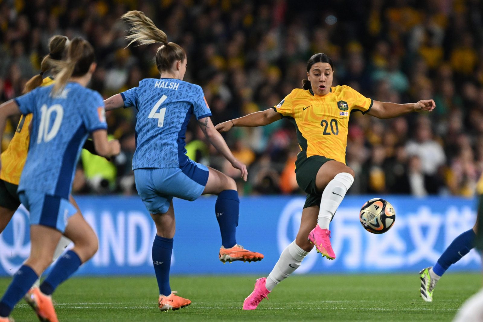 epa10802545 Sam Kerr of Australia (R) in action during the FIFA Women's World Cup semi-final soccer match between Australia and England in Sydney, Australia, 16 August 2023.  EPA/DEAN LEWINS AUSTRALIA AND NEW ZEALAND OUT  EDITORIAL USE ONLY