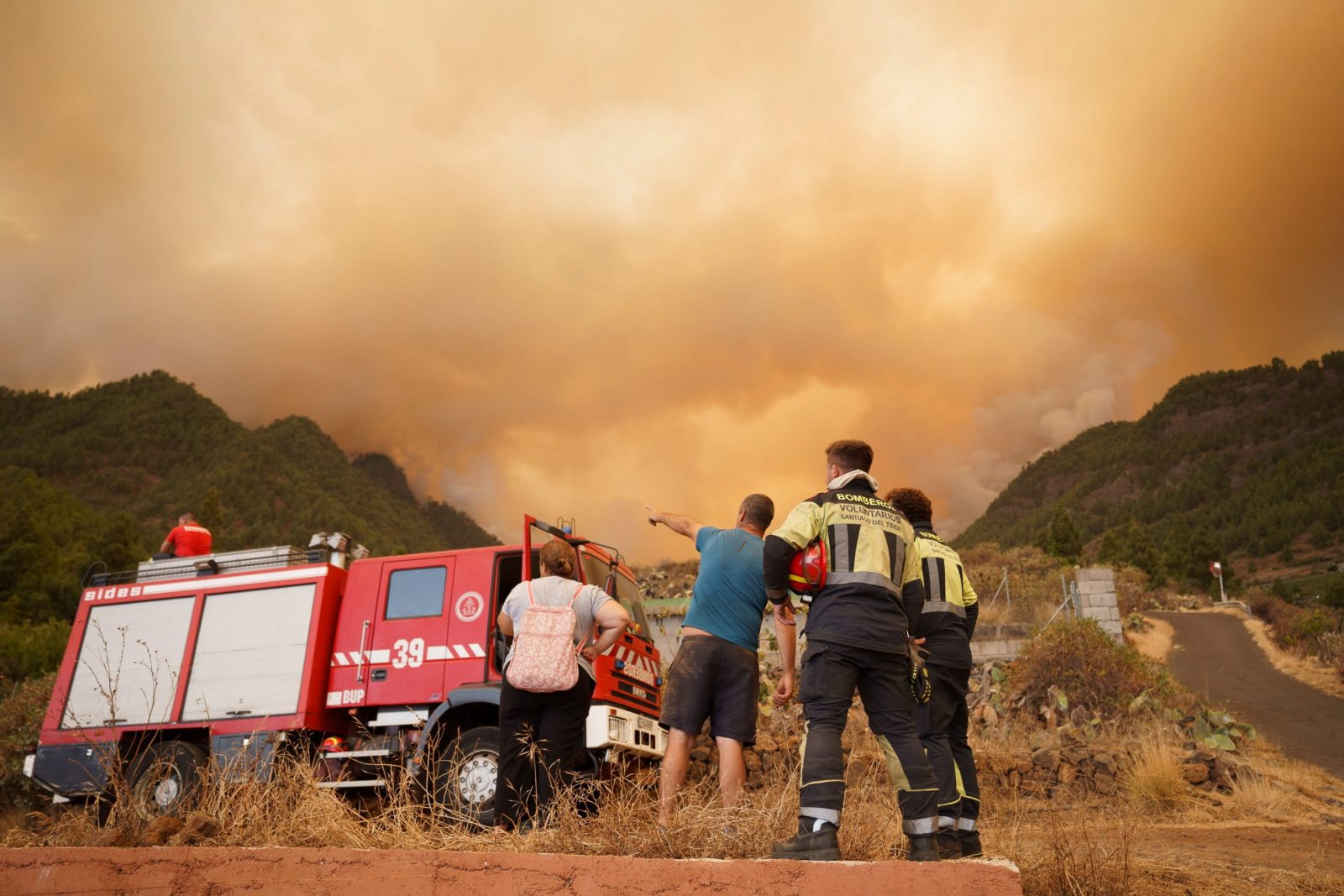 epa10802940 Firefighters arrive to the area of a forest fire that originated in Candelaria, Tenerife, Canary Islands, Spain, 16 August 2023. Regional authorities have issued an evacuation notice to residents due to the forest fire affecting the municipalities of Arafo and Candelaria.  EPA/RAMON DE LA ROCHA