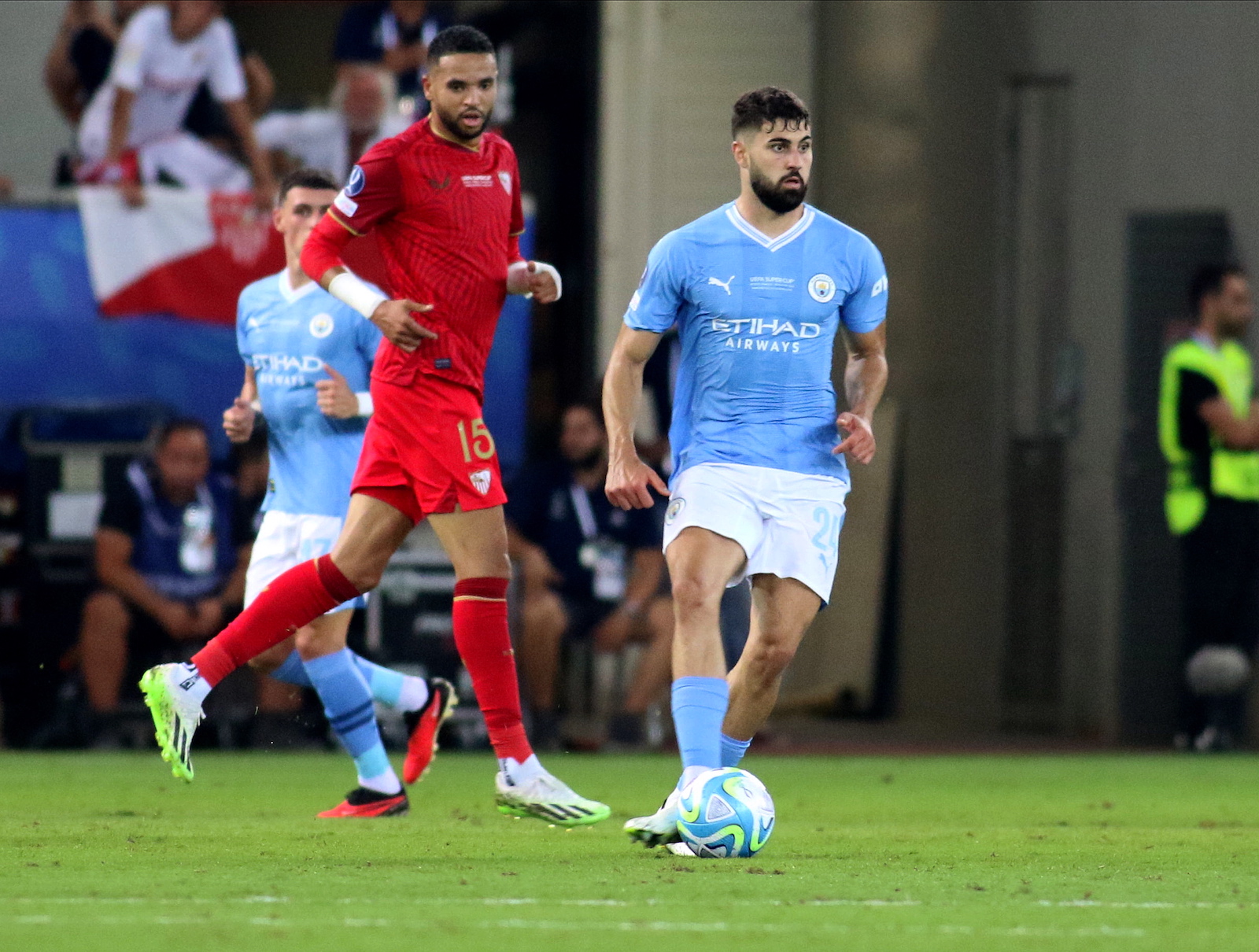 epa10803419 Youssef En-Nesyri (L) of Sevilla FC and Josko Gvardiol (R) of  Manchester City in action during the UEFA Super Cup soccer match between Manchester City and Sevilla FC at Karaiskakis Stadium in Piraeus, Greece, 16 August 2023.  EPA/PANAGIOTIS MOSCHANDREOU