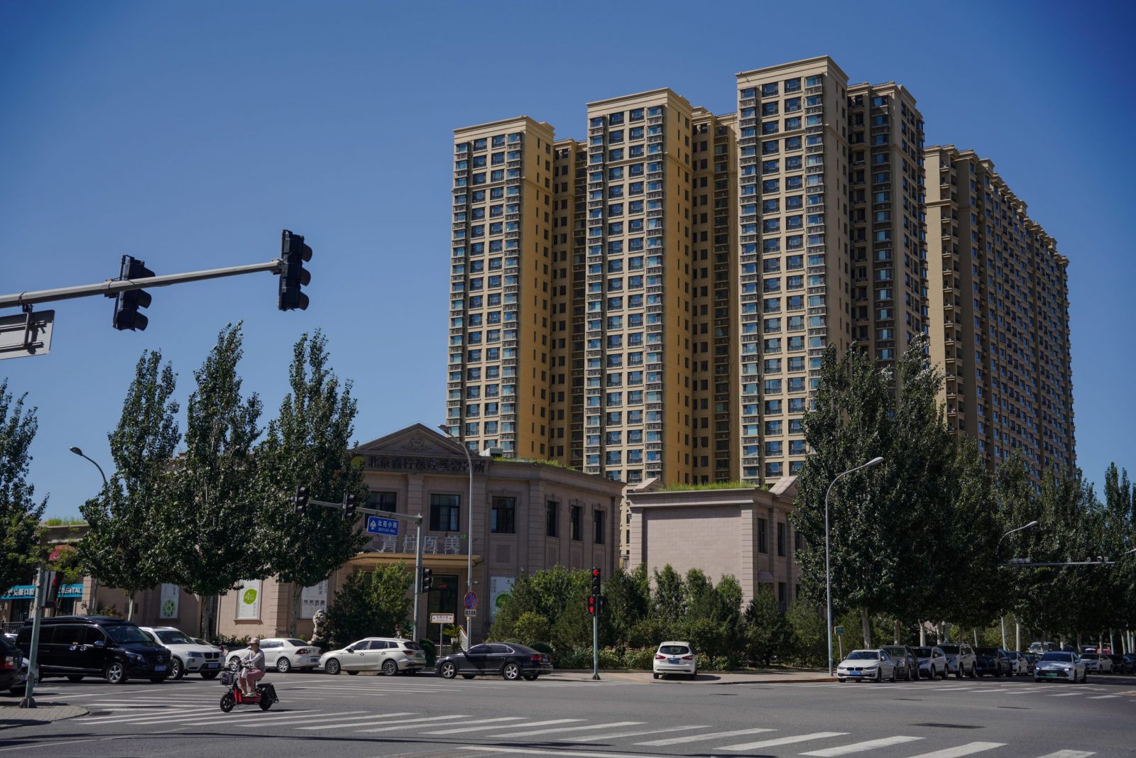 epa10805233 A view of Evergrande Mingdu housing complex in Beijing, China, 18 August 2023. Chinese property giant Evergrande has filed for bankruptcy protection in the US on 17 August, while the real estate crisis in China deepens. Evergrande defaulted on its debts in 2021, with total debts estimated to more than 300 billions US dollar (275.5 billions euro), it was the world's most heavily indebted property developer, which caused shockwaves through financial markets globally.  EPA/WU HAO