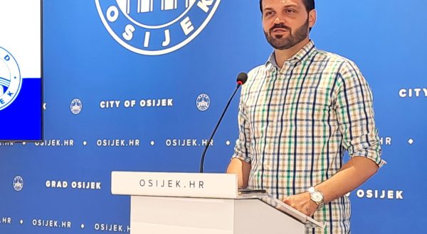 Osijek, 18.08.2023. - Nakon prolaska vodenog vala na Dravi u Osijeku slijedi još jedna faza borbe protiv komaraca, što će se nastojati riješiti novim larvicidnim i adulticivnim tretmanima, izvijestila je u petak osječka Gradska uprava. Dogradonačelnik Dragan Vulin rekao je na konferenciji za novinare kako je vodeni val na osječkom području prošao bez ikakvih štetnih posljedica, a da je uzorkovanje provedeno 17. kolovoza pokazalo kako su brojke uhvaćenih komaraca u klopkama na mjernim postajama u gradu relativno niske i da za sada nema veće najezde komaraca. Na fotografiji Dragan Vulin. foto HINA/ Igor VUČKOVIĆ/ ml
