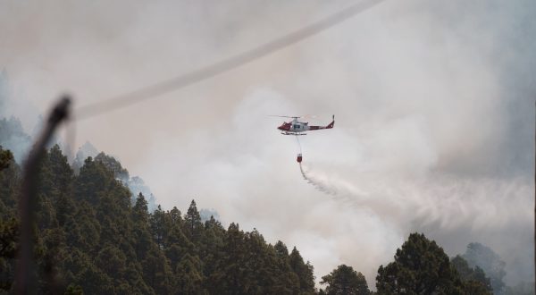 epa10805597 Helicopters work to extinguish a forest fire burning out of control in the area of La Orotava, Spain, 18 August 2023. The fire, first detected on 15 August, had already burnt over 3,500 hectares of land within a 42-kilometer radius, forcing inhabitants from nearby areas to stay confined in their homes or even evacuate.  EPA/RAMON DE LA ROCHA