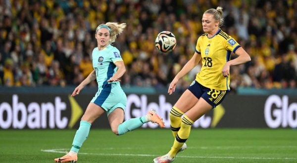 epa10806673 Fridolina Rolfo (R) of Sweden and Ellie Carpenter (L) of Australia in action during the FIFA Women's World Cup 2023 Third Place match between Sweden and Australia, in Brisbane, Australia, 19 August 2023.  EPA/DARREN ENGLAND AUSTRALIA AND NEW ZEALAND OUT  EDITORIAL USE ONLY