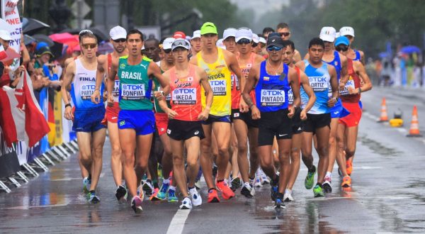 epa10806724 Athletes compete in the men's 20 Kilometres Race Walk during the World Athletics Championships in the Heroes' Square in Budapest, Hungary, 19 August 2023.  EPA/Istvan Derencsenyi HUNGARY OUT
