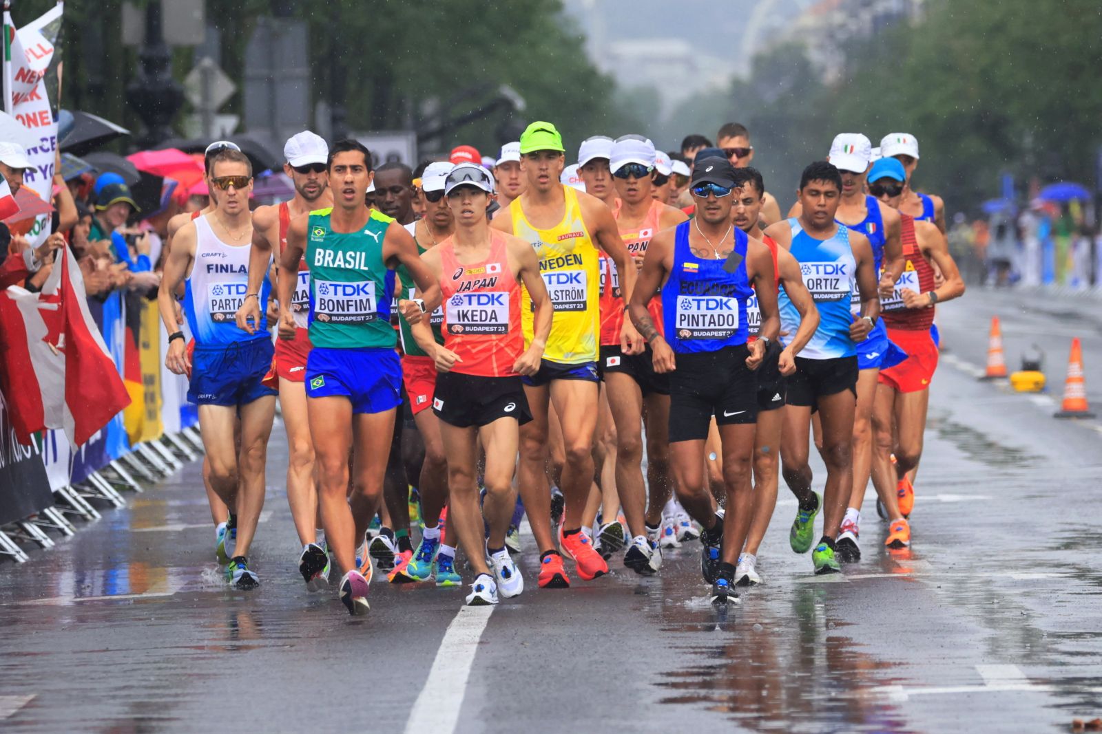 epa10806724 Athletes compete in the men's 20 Kilometres Race Walk during the World Athletics Championships in the Heroes' Square in Budapest, Hungary, 19 August 2023.  EPA/Istvan Derencsenyi HUNGARY OUT
