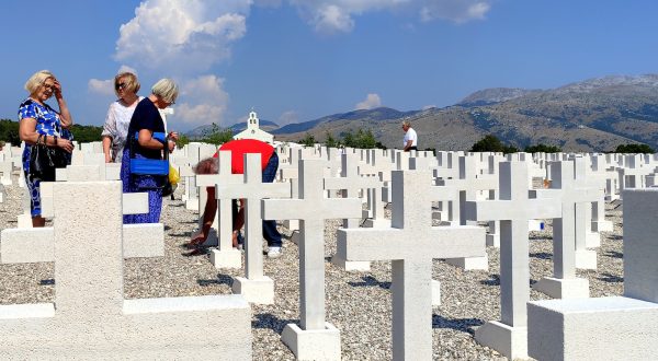 Mostar, 19.08.2023. - Komemoracija i misa na Groblju mira kod Mostara povodom Europskog dana sjećanja na žrtve svih totalitarnih i autoritarnih režima. Nazočio je i ministar vanjskih i europskih poslova i izaslanik Vlade RH Gordan Grlić Radman koji je položio vijence. Na fotografiji postavljeno 11000 križeva u spomen na ubijene Hrvate žrtve totalitarnih režima.
foto HINA/ Zoran Krešić/ ml