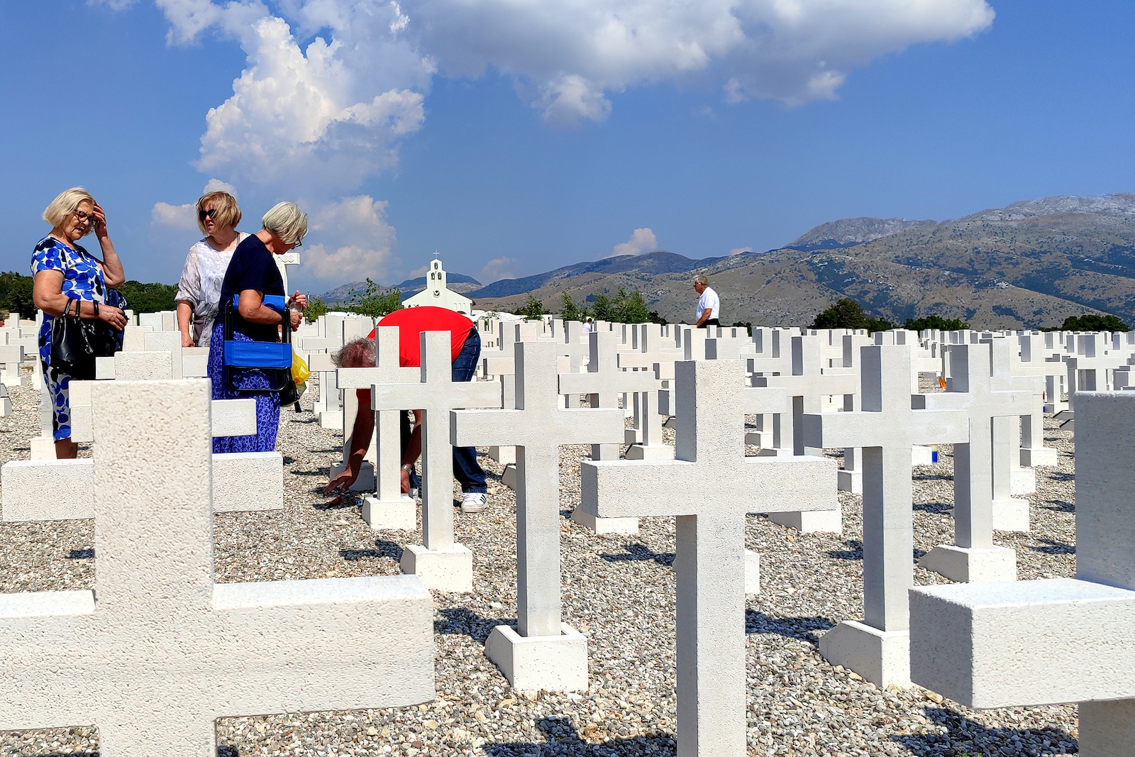 Mostar, 19.08.2023. - Komemoracija i misa na Groblju mira kod Mostara povodom Europskog dana sjećanja na žrtve svih totalitarnih i autoritarnih režima. Nazočio je i ministar vanjskih i europskih poslova i izaslanik Vlade RH Gordan Grlić Radman koji je položio vijence. Na fotografiji postavljeno 11000 križeva u spomen na ubijene Hrvate žrtve totalitarnih režima.
foto HINA/ Zoran Krešić/ ml