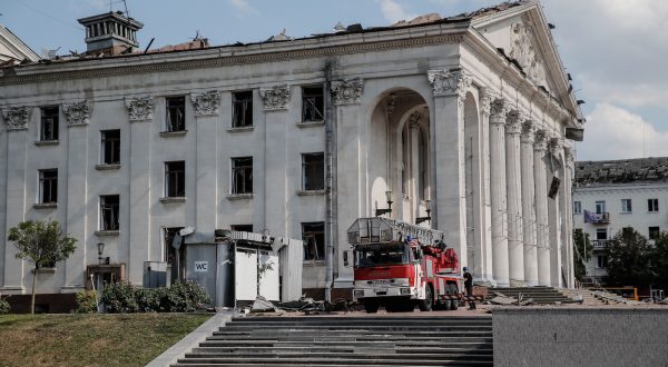 epa10807464 The scene of a missile hit the Drama Theatre in central Chernihiv, Ukraine, 19 August 2023, amid the Russian invasion. According to the State Emergency Service, at least seven people died and 110 were injured. Russian troops entered Ukrainian territory in February 2022, starting a conflict that has provoked destruction and a humanitarian crisis.  EPA/OLEG PETRASYUK