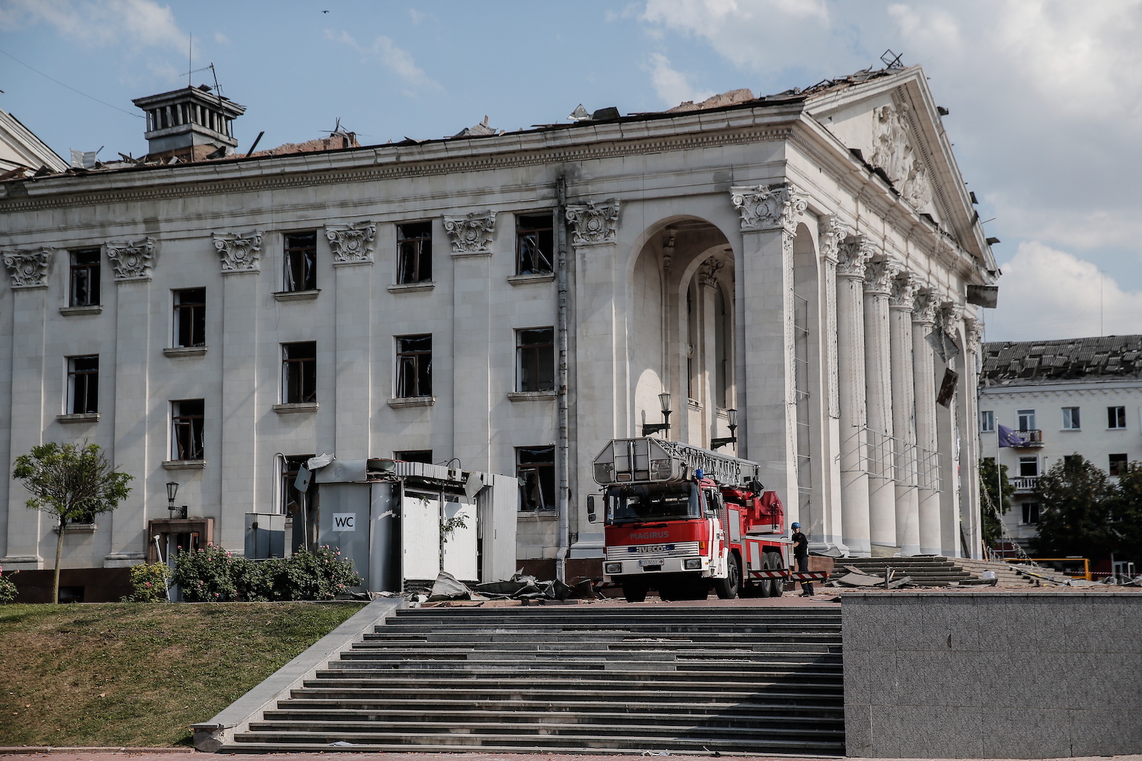 epa10807464 The scene of a missile hit the Drama Theatre in central Chernihiv, Ukraine, 19 August 2023, amid the Russian invasion. According to the State Emergency Service, at least seven people died and 110 were injured. Russian troops entered Ukrainian territory in February 2022, starting a conflict that has provoked destruction and a humanitarian crisis.  EPA/OLEG PETRASYUK
