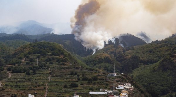 epa10807752 Smoke is seen from La Victoria as a forest fire continues to burn land, in La Victoria, Tenerife, Canary Islands, Spain, 19 August 2023. The fire that started15 August 2023, has already burnt 5,000 hectares and forced the evacuation of almost 4,500 people over the night.  EPA/ALBERTO VALDES