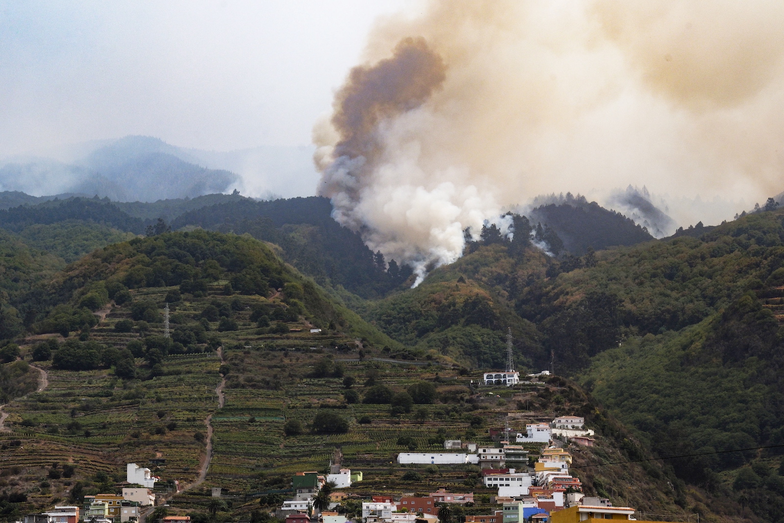 epa10807752 Smoke is seen from La Victoria as a forest fire continues to burn land, in La Victoria, Tenerife, Canary Islands, Spain, 19 August 2023. The fire that started15 August 2023, has already burnt 5,000 hectares and forced the evacuation of almost 4,500 people over the night.  EPA/ALBERTO VALDES