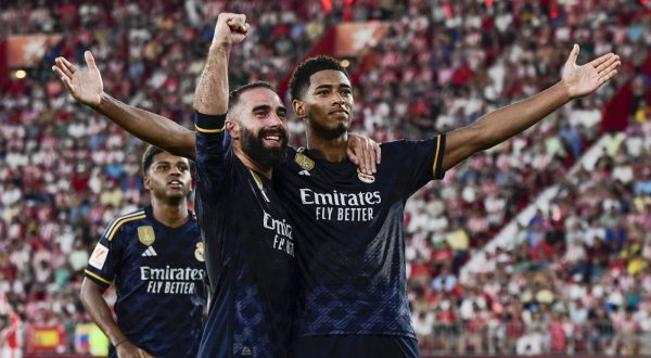 epa10808134 Real Madrid's Jude Bellingham (R) celebrates after scoring during a Spanish LaLiga EA Sports soccer match between UD Almeria and Real Madrid at Power Horse Stadium in Almeria, southern Spain, 19 August 2023.  EPA/Carlos Barba