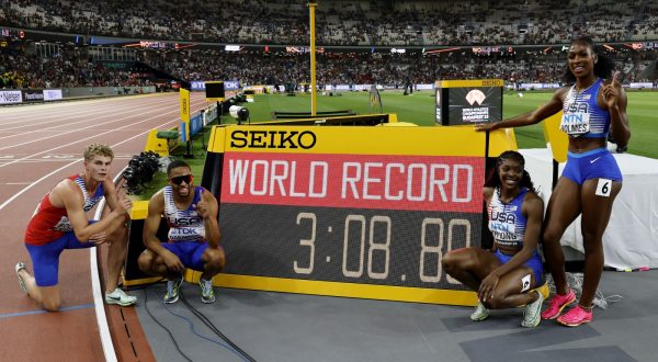 epa10808278 The 4x400m Mixed Relay of the USA (from L), Matthew Boling, Justin Robinson, Rosey Effiong and Alexis Holmes celebrate after winning gold at the World Athletics Championships Budapest, Hungary, 19 August 2023.  EPA/CHRISTIAN BRUNA