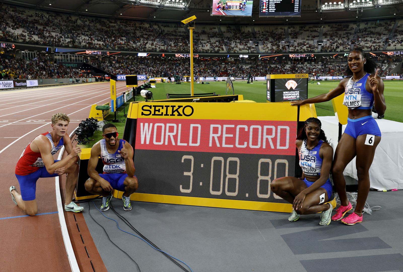 epa10808278 The 4x400m Mixed Relay of the USA (from L), Matthew Boling, Justin Robinson, Rosey Effiong and Alexis Holmes celebrate after winning gold at the World Athletics Championships Budapest, Hungary, 19 August 2023.  EPA/CHRISTIAN BRUNA