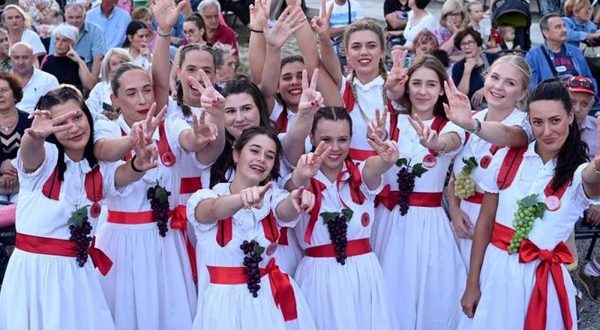 Novi Vinodolski, 20.08.2023. - Ana Kalanj, Klenovarka sa zagrebačkom adresom pobijedila je u ovogodišnjem višednevnom natjecanju za 19. "Ružicu Vinodola", najspretniju beračicu grožđa, i to s uvjerljivom prednošću ispred ostalih deset kandidatkinja iz više mjesta i gradova Hrvatske. Na fotografiji jedanaest kandidatkinja za "Ružicu Vinodola" 2023. Fotografija snimljena 19.08.2023.
foto HINA/ Franjo DERANJA/ ml