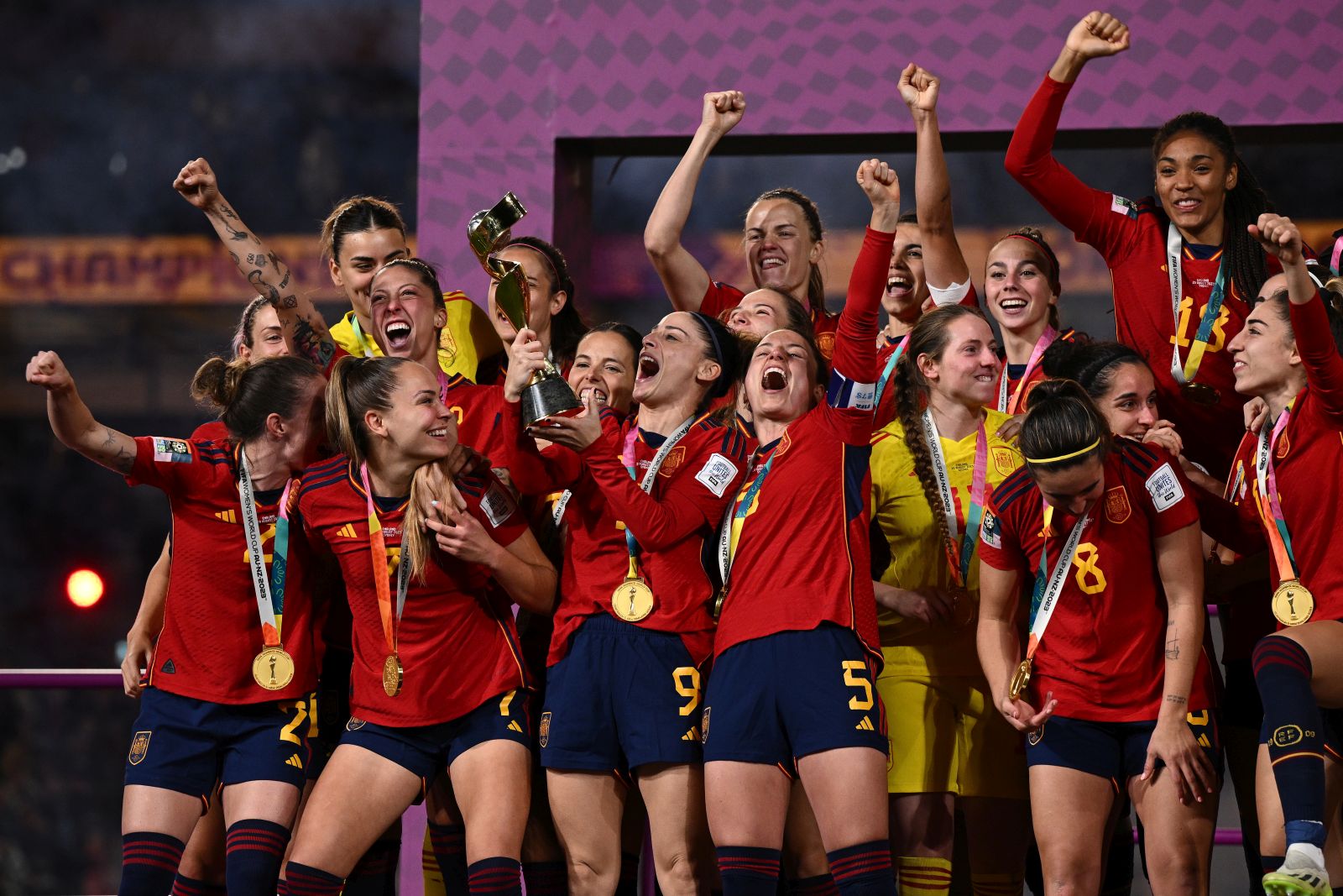 epa10809681 Spain celebrate winning the FIFA Women's World Cup 2023 Final soccer match between Spain and England at Stadium Australia in Sydney, Australia, 20 August 2023.  EPA/DAN HIMBRECHTS  AUSTRALIA AND NEW ZEALAND OUT