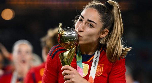 epa10809840 Olga Carmona of Spain kisses the winner’s trophy after winning the FIFA Women's World Cup 2023 Final soccer match between Spain and England at Stadium Australia in Sydney, Australia, 20 August 2023.  EPA/DEAN LEWINS  AUSTRALIA AND NEW ZEALAND OUT