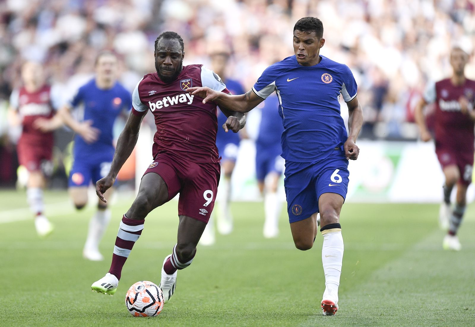epa10810273 Michael Antonio (L) of West Ham and Thiago Silva (R) of Chelsea in action during the English Premier League soccer match between West Ham United and Chelsea FC, in London, Britain, 20 August 2023.  EPA/VINCE MIGNOTT EDITORIAL USE ONLY. No use with unauthorized audio, video, data, fixture lists, club/league logos or 'live' services. Online in-match use limited to 120 images, no video emulation. No use in betting, games or single club/league/player publications.