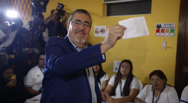 epa10810470 The progressive academic Bernardo Arevalo de Leon (C), of the Semilla Movement, votes during the second round of the presidential elections, in Guatemala City, Guatemala, 20 August 2023. The Guatemalan voting centers opened their doors this Sunday for election day, where the Central American country will decide its next president for the period 2024-2028. There are almost 3,500 voting centers where 9.3 million Guatemalans are registered to exercise their suffrage. The candidates running for the presidency are the winner of the first round held on 25 June, Sandra Torres Casanova, of the National Unity of Hope (UNE) and the second place, the progressive academic Bernardo Arevalo de Leon, of the Movimiento Semilla.  EPA/Esteban Biba