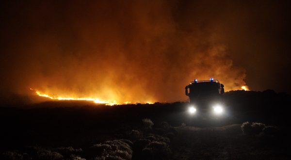 epa10811244 A handout photo made available by the Military Emergency Unit (UME) shows UME members working to extinguish the forest fire in Arafo-Candelaria, Tenerife, Canary Islands, Spain, 21 August 2023. The forest fire declared on 15 August occupies 12,813 hectares and 90 kilometers of perimeter and has forced around 12,000 people to evacuate their homes.  EPA/MILITARY EMERGENCY UNIT / HANDOUT  HANDOUT EDITORIAL USE ONLY/NO SALES