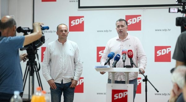 Split, 22.08.2023. - Konferencija za novinare na kojoj će potpredsjednik SDP-a Siniša Hajdaš Dončić te potpredsjednik i izvršni tajnik SDP-a za EU i Split Goran Kotur govoriti o potrebi uključivanja Dalmacije u osnovnu Transeuropsku prometnu mrežu . Na slici Siniša Hajdaš Dončić, Goran Kotur. foto HINA/ Mario STRMOTIĆ/ ms