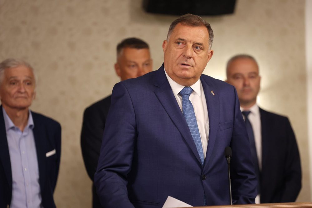 Sarajevo, 22.8.2023.- Èelnici stranaka koje èine vladajuæu koaliciju u BiH u utorak su se suglasili da u parlamentarnu proceduru upute prijedloge tri zakona èije bi usvajanje deblokiralo proces europskih integracija i ujedno doprinijelo smirivanju politièke krize u zemlji. Na slici Milorad Dodik. 
foto HINA/ FENA/ Hazim Aljoviæ/ ua