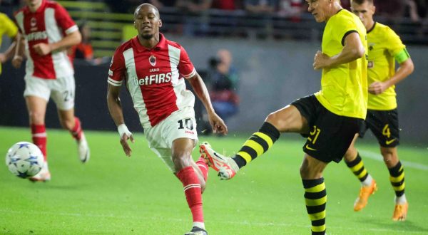 epa10814313 Athens' player Domagoj Vida in action during the UEFA Champions League play-offs, 1st leg match between Royal Antwerp and AEK Athens in Antwerp, Belgium, 22 August 2023.  EPA/OLIVIER MATTHYS