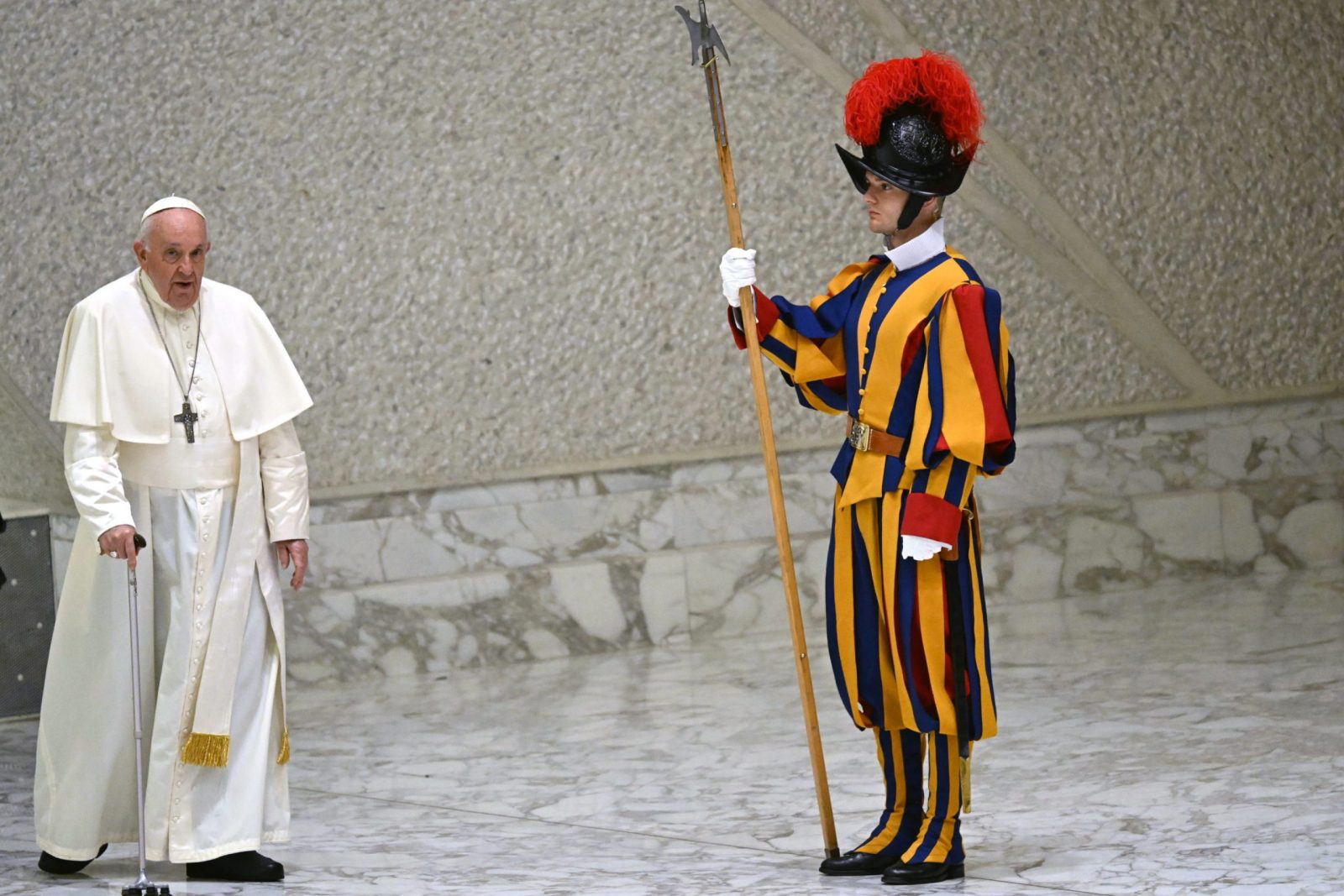 epa10814896 Pope Francis (L) arrives to lead the weekly general audience at Paul VI Audience Hall in the Vatican, 23 August 2023.  EPA/MAURIZIO BRAMBATTI