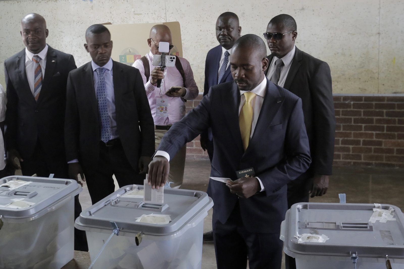epa10815360 Citizens Coalition for Change (CCC) leader Nelson Chamisa casts his vote for the 2023 Zimbabwean general election at Kuwadzana Primary School in Harare, Zimbabwe, 23 August 2023. Zimbabweans are voting in the 2023 Zimbabwean general election to elect a President, members of parliament and councillors.  EPA/AARON UFUMELI