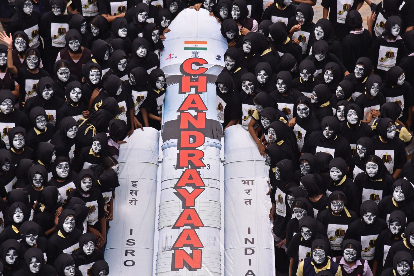 epa10813286 Indian students gather around a model of the Indian Space Research Organisation's (ISRO) mission Chandrayaan-3 to celebrate its first attempt to land on the moon, in Chennai, India, 22 August 2023. ISRO announced that Chandrayaan-3 is expected to land on the moon on 23 August at approximately 18:04 (IST).  EPA/IDREES MOHAMMED