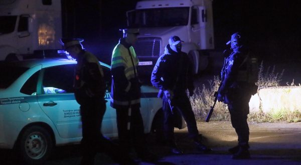 epaselect epa10816625 Russian police officers block a road to the site of the plane crash near the village of Kuzhenkino, Tver region, Russia, 23 August 2023. An investigation was launched into the crash of an aircraft in the Tver region in Russia on 23 August 2023, the Russian Federal Air Transport Agency said in a statement. Among the passengers was Yevgeny Prigozhin, the agency reported  EPA/ANATOLY MALTSEV