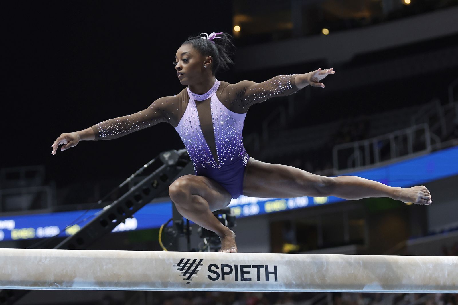 epa10820732 Simone Biles on the balance beam during the U.S. Gymnastics Championships Women’s Day 1 at SAP Center in San Jose, California, USA, 25 August 2023.  EPA/JOHN G. MABANGLO