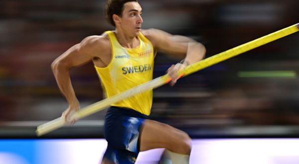epa10822046 Armand Duplantis of Sweden in action during the Pole Vault Men final competition of the World Athletics Championships in Budapest, Hungary, 26 August 2023.  EPA/CHRISTIAN BRUNA