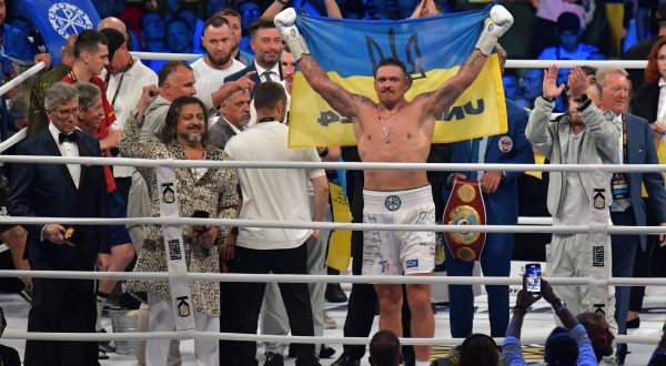 epa10822574 Oleksandr Usyk (C) of Ukraine celebrates his victory over Daniel Dubois of Great Britain after their heavyweight world title fight of four boxing federations; WBO, IBF, WBA, and IBO in Wroclaw, Poland, 26 August 2023.  EPA/Sebastian Borowski POLAND OUT