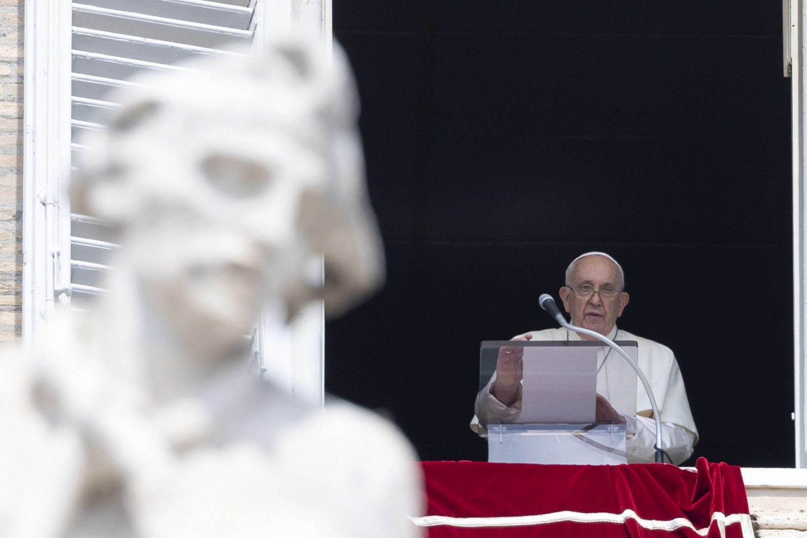 epa10823032 Pope Francis leads Sunday Angelus prayer from the window of his office overlooking Saint Peter’s Square, Vatican City, 27 August 2023.  EPA/MASSIMO PERCOSSI