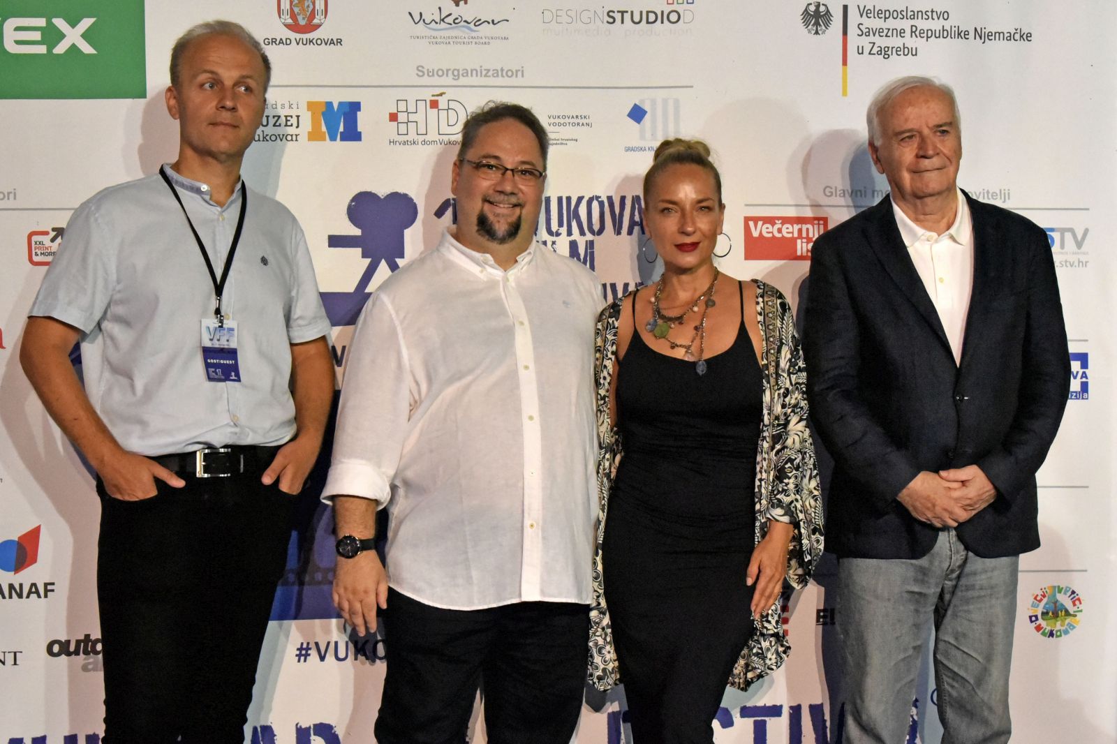 Vukovar, 27.8.2023.- Dodjelom nagrada Zlatni lep u konkurenciji najboljeg igranog i dokumentarnog filma u perivoju Dvorca Eltz zatvoren je 17. Vukovar Film  Festival. Na slici Dalibor Grubaèeviæ, Daniel Rafaeliæ, Sandra Lonèariæ i Eduard Galiæ. 
foto HINA/ ua