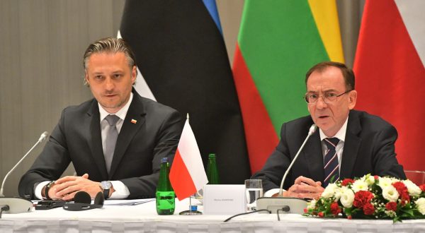 epa10824930 Polish Interior Minister Mariusz Kaminski (R) and Polish Deputy Interior Minister Bartosz Grodecki (L) attend a meeting with Baltic States Interior Ministers at Interior Ministry headquarters in Warsaw, Poland, 28 August 2023. Poland and Baltic States are discussing discuss a possible complete closure of their borders with Belarus after the Lithuanian government decided on 16 August the closure of border crossing points with Belarus citing 'geopolitical circumstances'.  EPA/Radek Pietruszka POLAND OUT