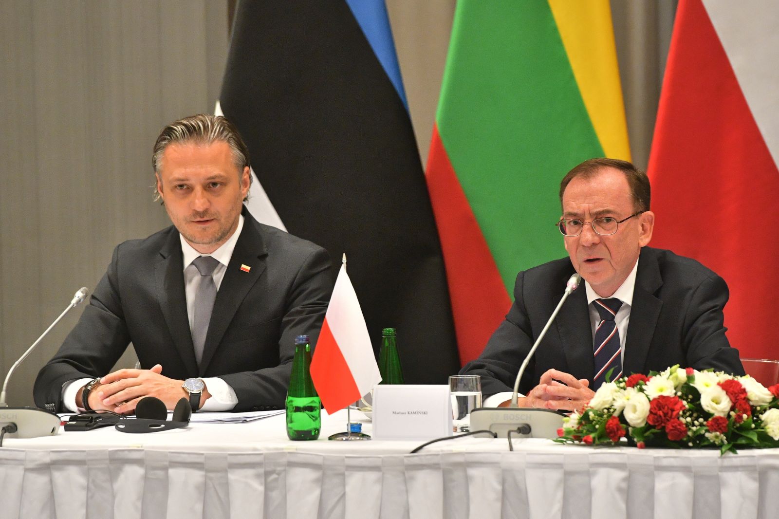 epa10824930 Polish Interior Minister Mariusz Kaminski (R) and Polish Deputy Interior Minister Bartosz Grodecki (L) attend a meeting with Baltic States Interior Ministers at Interior Ministry headquarters in Warsaw, Poland, 28 August 2023. Poland and Baltic States are discussing discuss a possible complete closure of their borders with Belarus after the Lithuanian government decided on 16 August the closure of border crossing points with Belarus citing 'geopolitical circumstances'.  EPA/Radek Pietruszka POLAND OUT