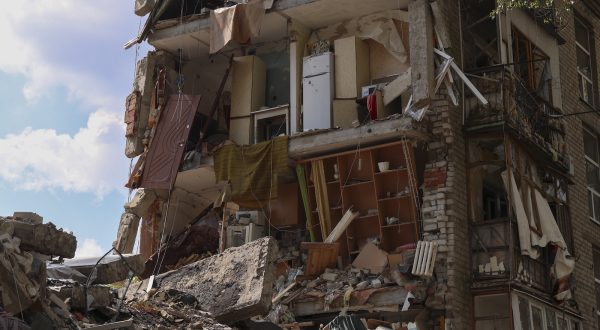 epa10825900 A damaged residential building stands on a shelled street in Avdiivka settlement near a frontline in Donetsk region, Ukraine, 28 August 2023, amid Russia's ongoing invasion. About 1,600 locals still live in the city, with a few shops are still open, volunteers and local administration help civilians to survive. Before the full-scale war, about 25,000 people lived in Avdiivka. A forced evacuation was announced at the beginning of April 2022; the town has been on the frontline for nine years and is now less then one km from the Russian positions. Russian troops entered Ukrainian territory in February 2022, starting a conflict that has provoked destruction and a humanitarian crisis.  EPA/ALEX BABENKO