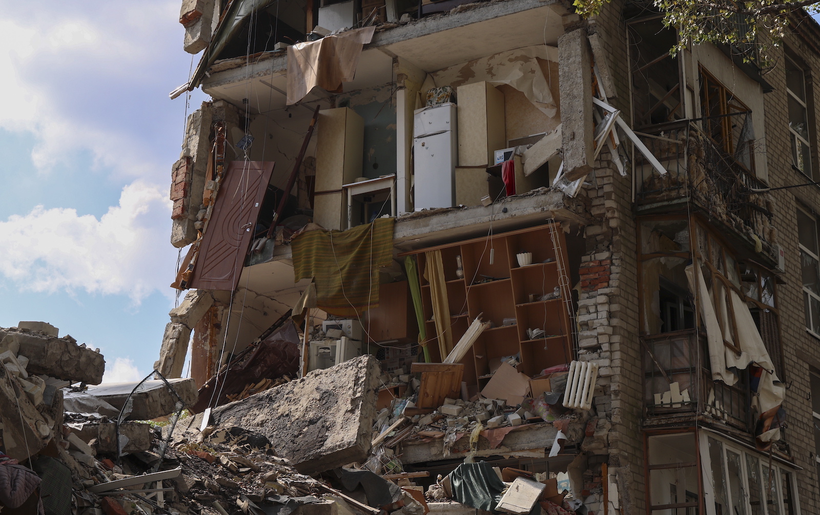 epa10825900 A damaged residential building stands on a shelled street in Avdiivka settlement near a frontline in Donetsk region, Ukraine, 28 August 2023, amid Russia's ongoing invasion. About 1,600 locals still live in the city, with a few shops are still open, volunteers and local administration help civilians to survive. Before the full-scale war, about 25,000 people lived in Avdiivka. A forced evacuation was announced at the beginning of April 2022; the town has been on the frontline for nine years and is now less then one km from the Russian positions. Russian troops entered Ukrainian territory in February 2022, starting a conflict that has provoked destruction and a humanitarian crisis.  EPA/ALEX BABENKO