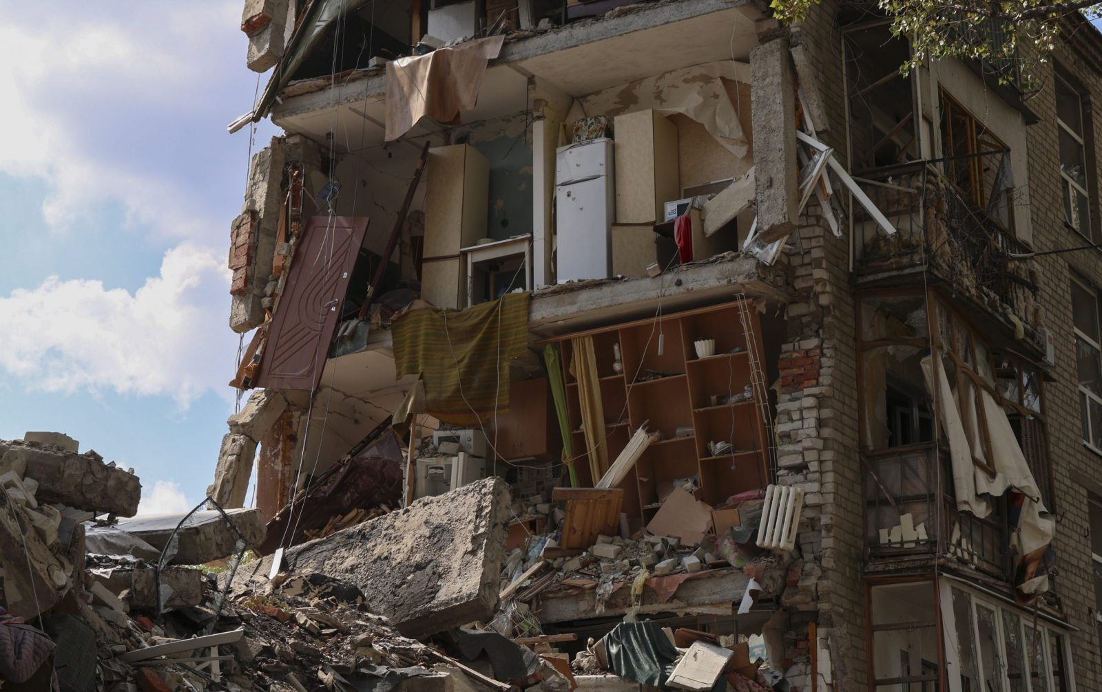 epa10825900 A damaged residential building stands on a shelled street in Avdiivka settlement near a frontline in Donetsk region, Ukraine, 28 August 2023, amid Russia's ongoing invasion. About 1,600 locals still live in the city, with a few shops are still open, volunteers and local administration help civilians to survive. Before the full-scale war, about 25,000 people lived in Avdiivka. A forced evacuation was announced at the beginning of April 2022; the town has been on the frontline for nine years and is now less then one km from the Russian positions. Russian troops entered Ukrainian territory in February 2022, starting a conflict that has provoked destruction and a humanitarian crisis.  EPA/ALEX BABENKO