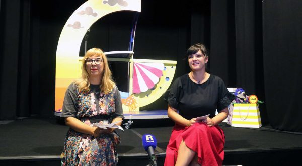 Rijeka, 29.08.2023. - Gradsko kazalište lutaka Rijeka na današnjoj tiskovnoj konferenciji najavilo je novu kazališnu sezonu 2023./2024." Planet Brajda - Naš Dom". Sezonu su najavile ravnateljica GKL Rijeka Magdalena Lupi Alvir i stručna suradnica kazališta Vedrana Balen Spinčić. Na fotografiji Magdalena Lupi Alvir (L) i Vedrana Balen Spinčić.
foto HINA/ Miljenko KLEPAC/ ml