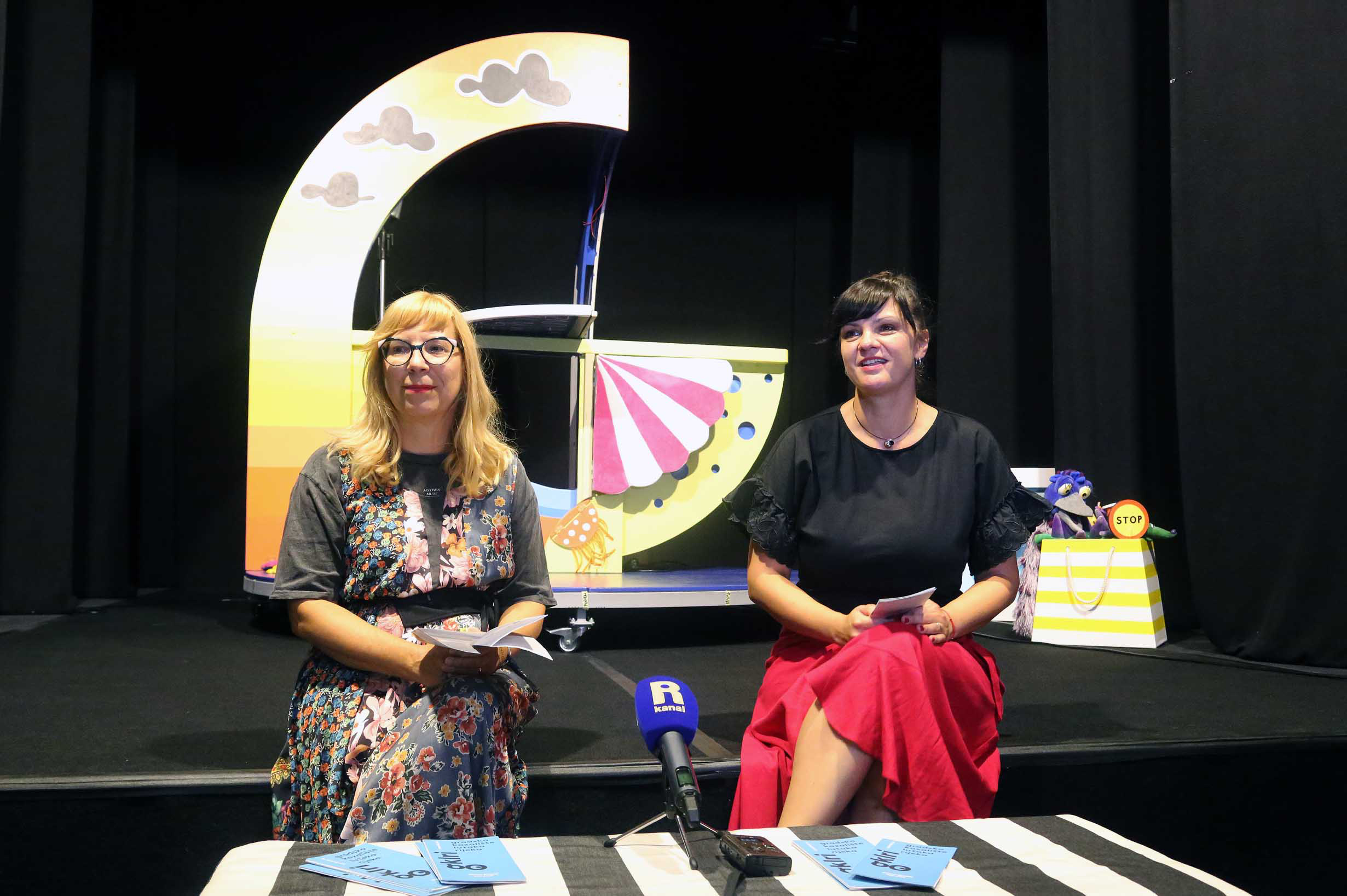Rijeka, 29.08.2023. - Gradsko kazalište lutaka Rijeka na današnjoj tiskovnoj konferenciji najavilo je novu kazališnu sezonu 2023./2024." Planet Brajda - Naš Dom". Sezonu su najavile ravnateljica GKL Rijeka Magdalena Lupi Alvir i stručna suradnica kazališta Vedrana Balen Spinčić. Na fotografiji Magdalena Lupi Alvir (L) i Vedrana Balen Spinčić.
foto HINA/ Miljenko KLEPAC/ ml