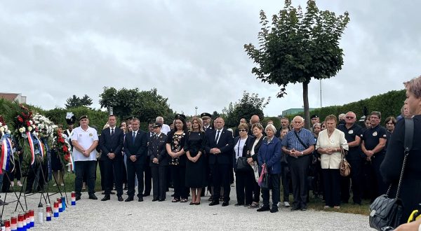 Varaždin, 30.08.2023. - U Varaždinu se obilježava središnja svečanost Dana sjećanja na nestale osobe u Domovinskom ratu, a polaganju vijenaca na Gradskom groblju prisustvovao je i potpredsjednik Vlade RH i ministar hrvatskih branitelja Tomo Medved, kao izaslanik predsjednika Vlade RH. Na fotografiji polaganje vijenaca.
foto HINA/ Siniša KALAJDŽIJA/ ml