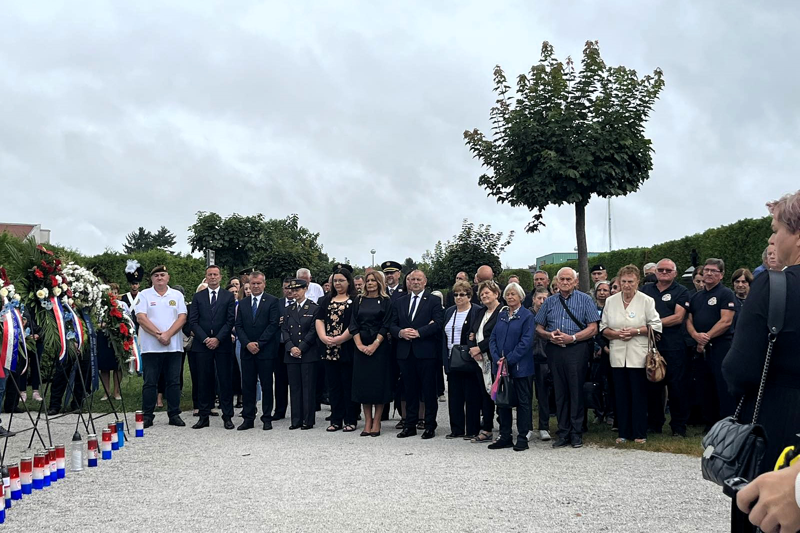 Varaždin, 30.08.2023. - U Varaždinu se obilježava središnja svečanost Dana sjećanja na nestale osobe u Domovinskom ratu, a polaganju vijenaca na Gradskom groblju prisustvovao je i potpredsjednik Vlade RH i ministar hrvatskih branitelja Tomo Medved, kao izaslanik predsjednika Vlade RH. Na fotografiji polaganje vijenaca.
foto HINA/ Siniša KALAJDŽIJA/ ml