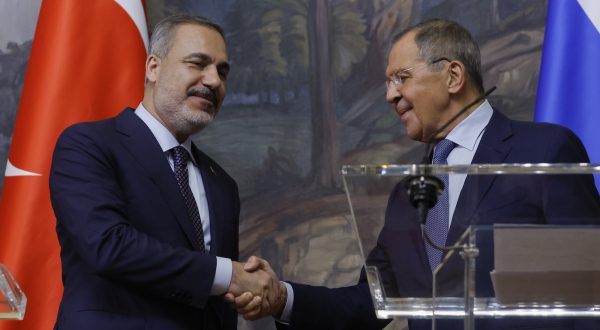 epa10831084 Russian Foreign Minister Sergei Lavrov (R) and Turkish Foreign Minister Hakan Fidan (L) shake hands during a press conference in Moscow, Russia, 31 August 2023. Turkish foreign minister is on a two-day visit to Moscow to hold talks on the Black Sea grain deal.  EPA/MAXIM SHEMETOV / POOL
