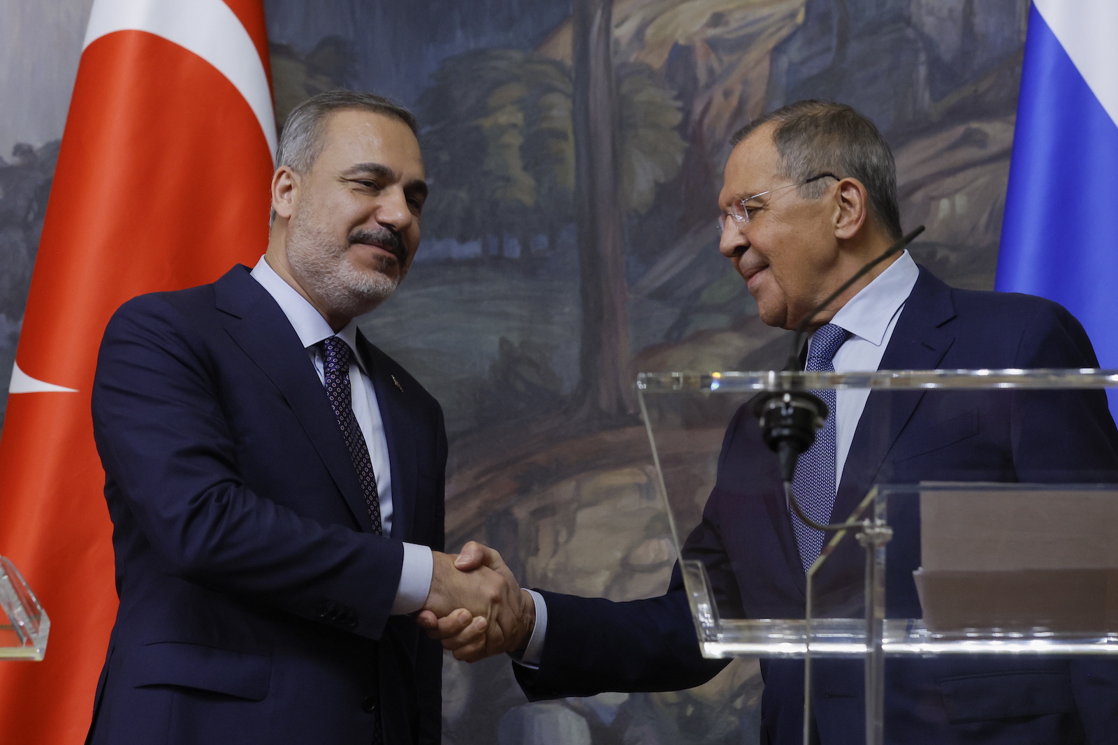 epa10831084 Russian Foreign Minister Sergei Lavrov (R) and Turkish Foreign Minister Hakan Fidan (L) shake hands during a press conference in Moscow, Russia, 31 August 2023. Turkish foreign minister is on a two-day visit to Moscow to hold talks on the Black Sea grain deal.  EPA/MAXIM SHEMETOV / POOL